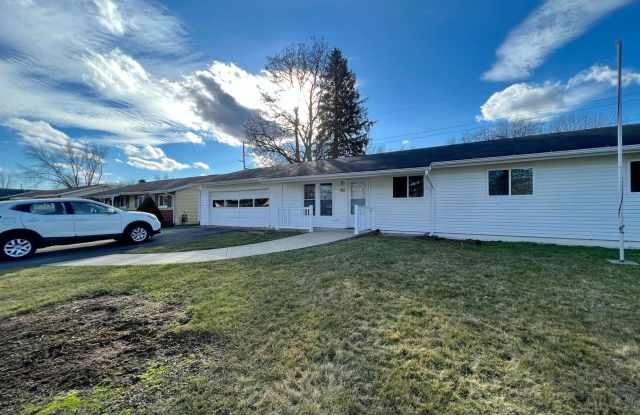 Massive Space! 4 Bedrooms 2 Bathrooms - Cranberry Twp photos photos