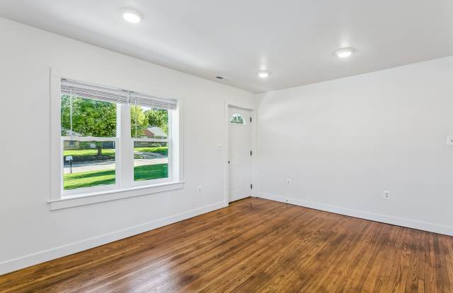 2919 E Maplewood Dr Gallery 3