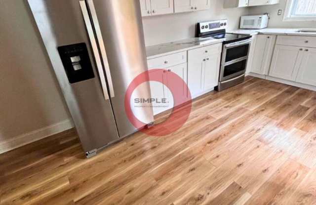 Massive 5 bedroom 1 bath house with fence in yard photos photos