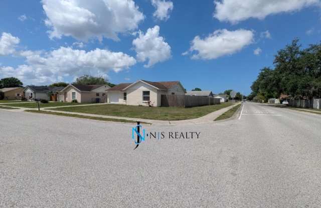 Great Location!  Charming, TRUE 3/2/1, 1283sq ft home with RENOVATED bathrooms & kitchen, fenced in yard! Gallery 3