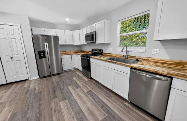 Large Duplex with Head-turning Style, Extraordinary Location. Gallery 1