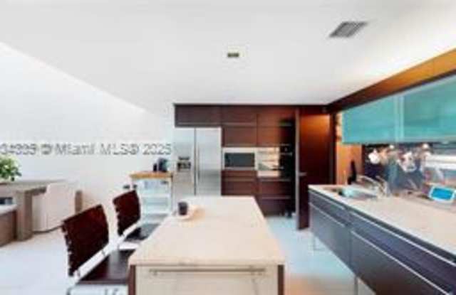 6000 Collins Avenue Gallery 4