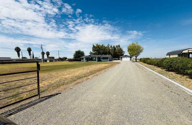 Beautiful Fully Furnished Remodeled Ranch Home on 1.84 Acres Gallery 3