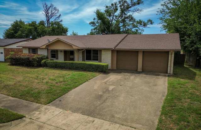 Available Now! 3 Bedroom 2 Bath Near TJC! photos photos