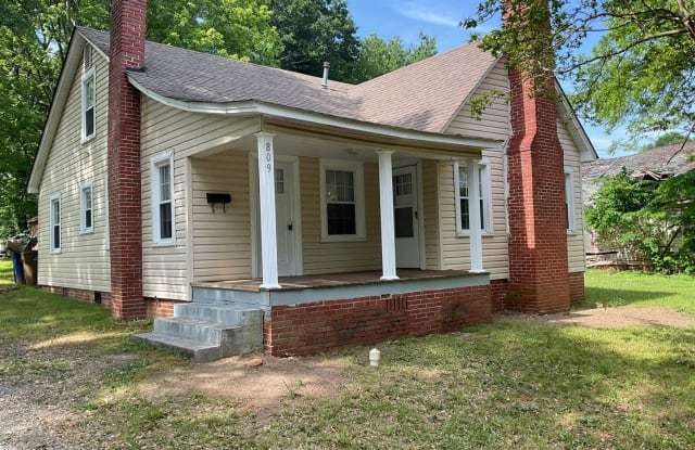 809 East Sumner Street - 809 East Sumner Street, Lincolnton, NC 28092