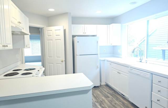 SUPER NICE TOWNHOUSE IN TIGARD! 1/2 OFF 2ND MONTH WITH IMMEDIATE MOVE IN Gallery 1