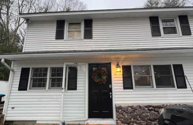 1049 Mammoth Rd - 1049 Mammoth Road, Hillsborough County, NH 03076