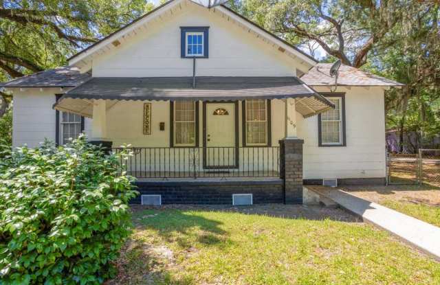 Historic Cottage Near Memorial Hospital & Savannah State – Unfurnished Long-Term Rental photos photos