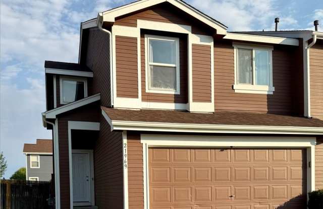 Charming 3BR Townhouse with Yard in Aurora - Walk to Schools photos photos