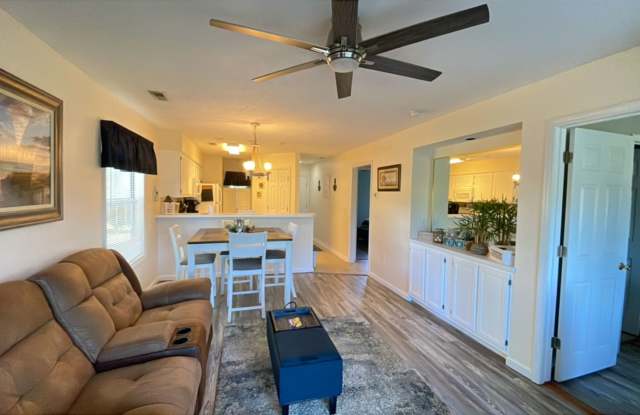 Beautifully furnished 2 bedroom/2 bath 1st floor condo in River Oaks photos photos