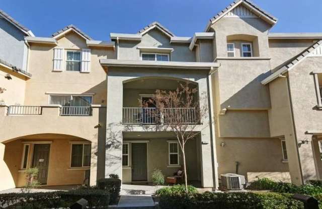Beautiful Contemporary 3BR/3BA Tri Level Townhouse in the Berryessa Area photos photos