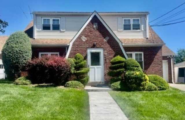 682 Allwood Rd photos photos