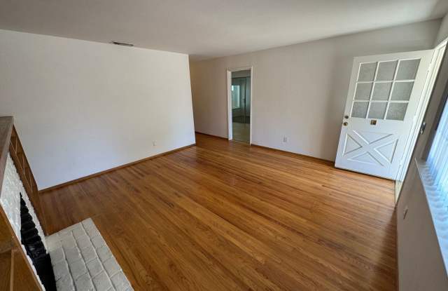 3 Bed / 1 Bath | Del Dayo Duplex Available 08/10/2026 Gallery 2