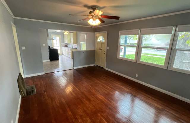 Adorable 3 Bed, 1 Bathroom Single Family Home in Orange Gallery 4