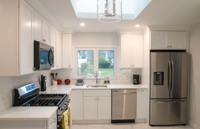 82 Hanson Ln - 82 Hanson Lane, New Rochelle, NY 10804