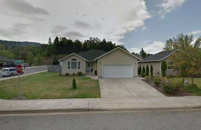 Amazing Corner lot 3-bedroom 2 bath home with Garage  yard - 2429 Southeast Chinaberry Avenue, Roseburg, OR 97470