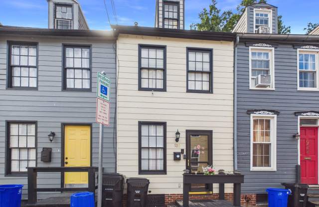 Cute 3 Bedroom on Grand Street Gallery 1