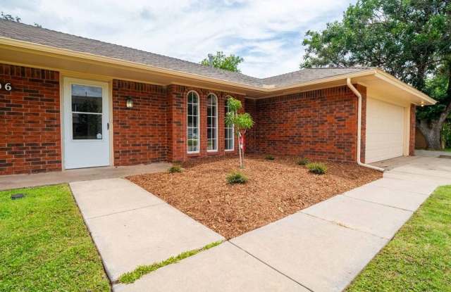 4-bedroom, 2-bath Home Available in Westside Norman! Gallery 4