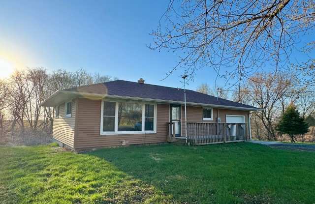 Charming 2-Bedroom Country Home with Garage Near Eau Claire photos photos