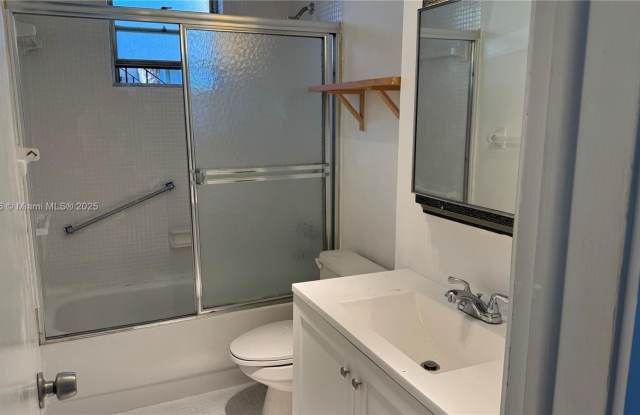 2950 NE 201st Ter Gallery 3