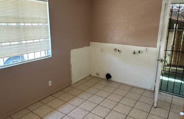 Enjoy this 2 bed/1 bath apartment - Bakersfield - Available now! Gallery 3