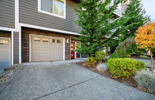 Beautifully Updated Everett Home with Modern Finishes & Extended 2-Car Garage Gallery 3