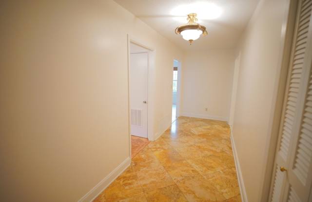 Gorgeous 4/3 Home with fenced yard and garage Gallery 4