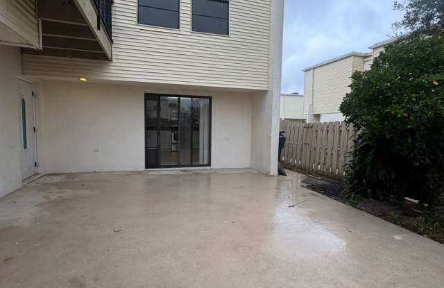 Spacious townhouse in the heart of Wellington! Don't miss it! Gallery 3
