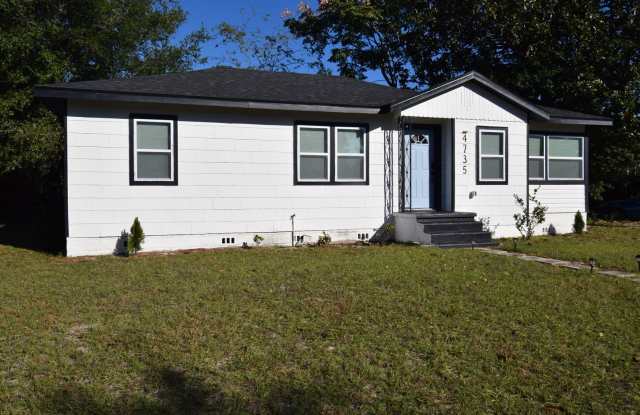 Renovated 3/2 Cozy home with Fenced Yard Gallery 1