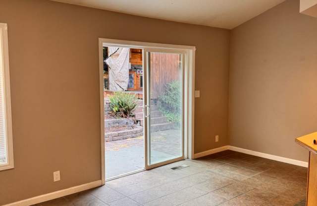 Hucrest 3 bedroom 2 bath home with garage Gallery 3