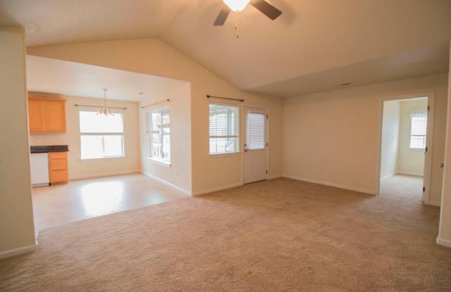 This spacious upstairs 2 bedroom, 2 bath apartment - 2541 Corona Avenue, Medford, OR 97504