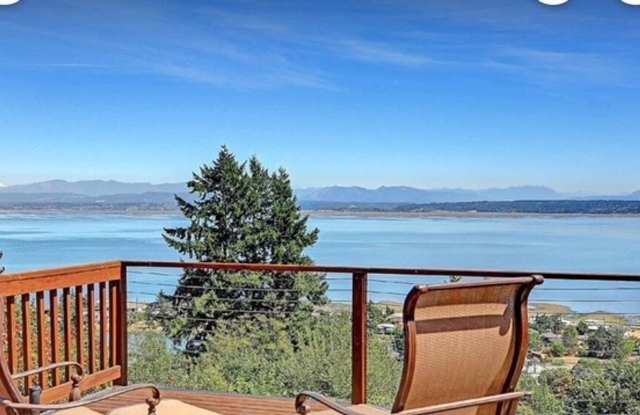 Cozy MIL with water views Camano Island - 1435 Crestview Drive, Camano, WA 98282
