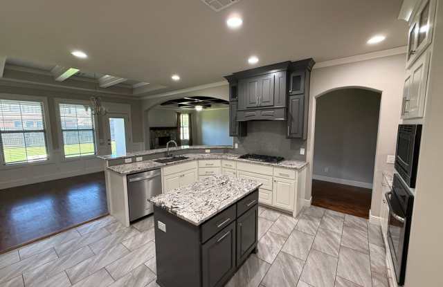 Luxury 4 Bedroom 2 Bath Tulsa Home in BA School District Gallery 4