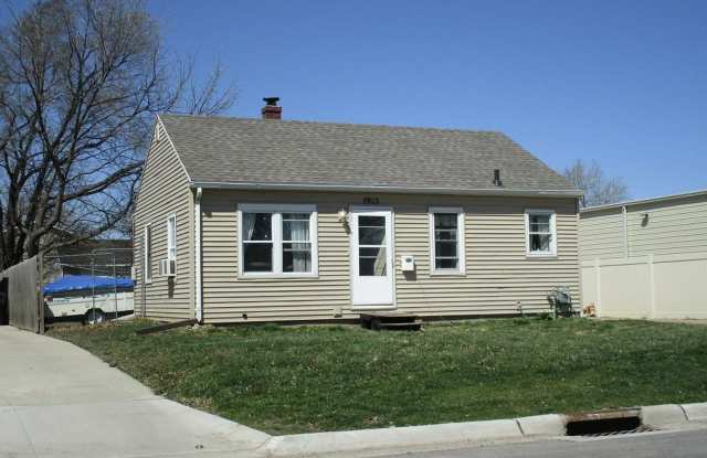 3 BR house e garage, yard - 1913 Hawthorne Avenue, Waterloo, IA 50702