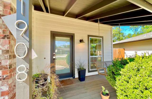 3 BR/2BA | Single Family Home | 1-Car Garage Parking | Gated backyard Gallery 3