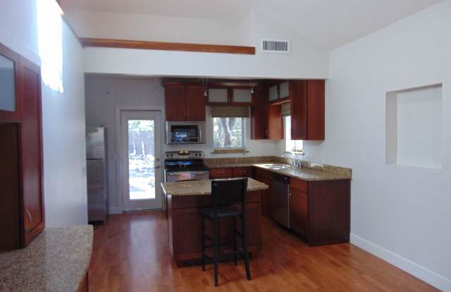 409 1/2 Highland Avenue Gallery 4