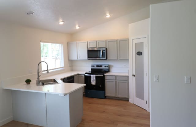 4BD/3B Nampa Home – Short-Term-6 Month Lease Option! photos photos