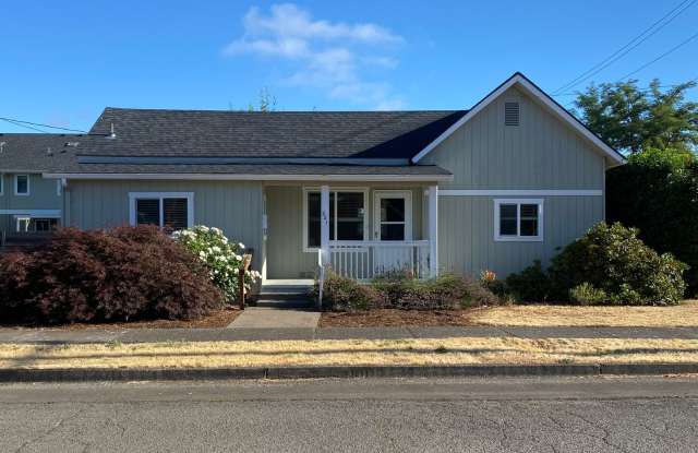 Charming 2 Bedroom House ~ Steps from Medical Campus! - 221 West Mary Street, Lebanon, OR 97355