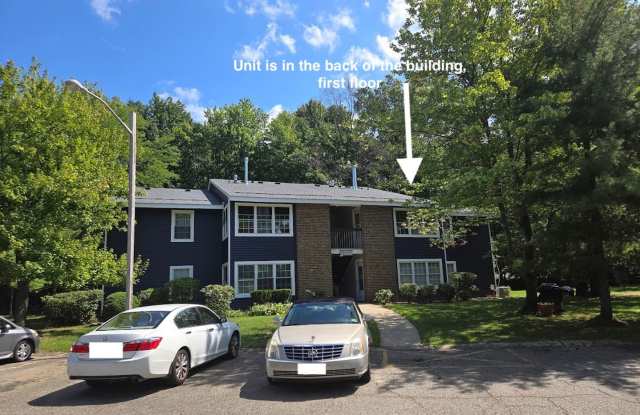 Centrally located, freshly painted 2-bedroom, 1-bath (recently remodeled) with amenities (pool, tennis courts  club house) - 159 Pennsylvania Way, North Brunswick, NJ 08902