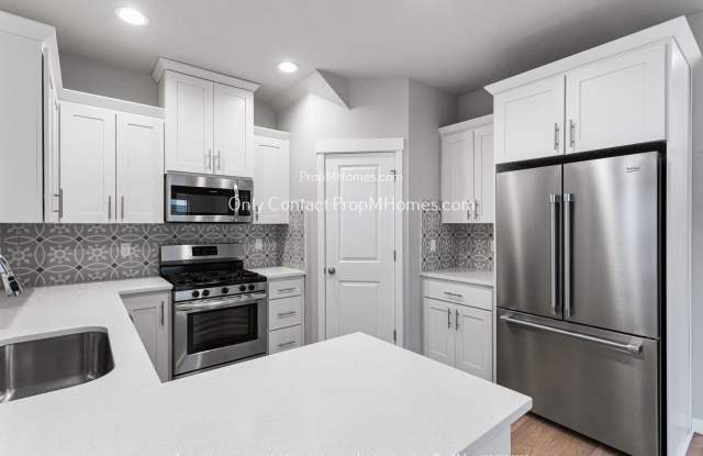 Light  Bright Modern Townhome In Happy Valley! DEPOSIT SPECIAL - 12629 Southeast Zion Street, Happy Valley, OR 97089