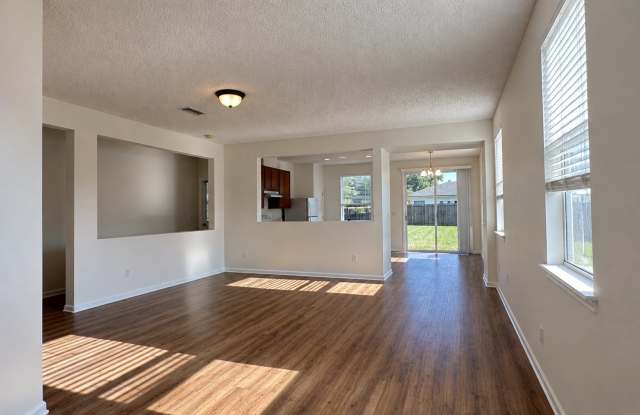 Spacious 4BR/2BA Home in Cartesian Pointe Gallery 3
