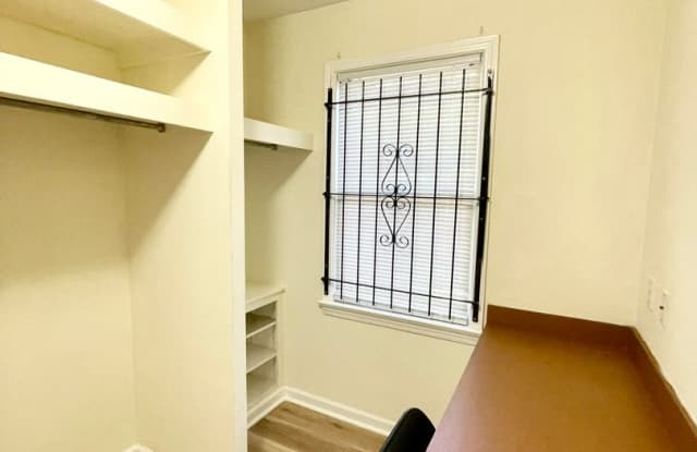 Townhouse located near corner of Gervais and Barnwell Streets. Walk to USC! Gallery 4