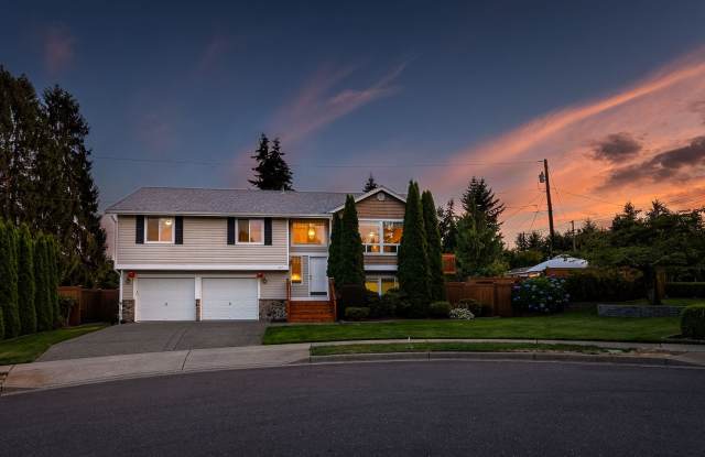 4 Bedroom, 3 Bathroom Single Family Home in Lynnwood, $3750 per month Gallery 1