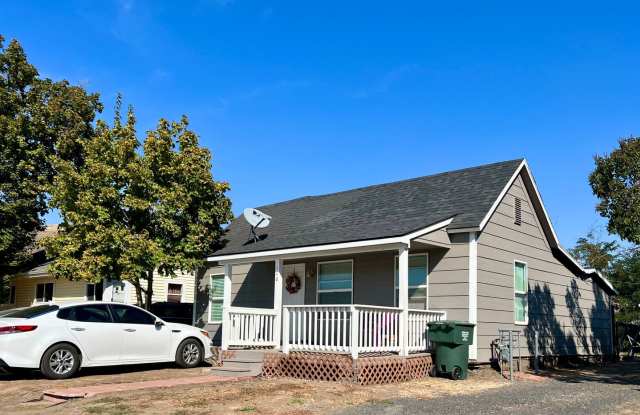 Charming 2-Bedroom Home Near Washington Elementary - 110 Southeast 13th Street, Pendleton, OR 97801