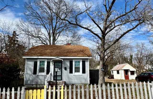 2 bedroom house in Fulton Hill; Big yard, laundry, central hvac all electric and a deck! photos photos