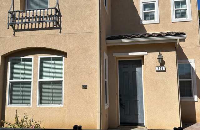 3 bed + Loft / 3.5 bath in Placentia, Orange County - 249 Tiger Lane, Placentia, CA 92870 3 bed + Loft / 3.5 bath in Placentia, Orange County - 249 Tiger Lane, Placentia, CA 92870