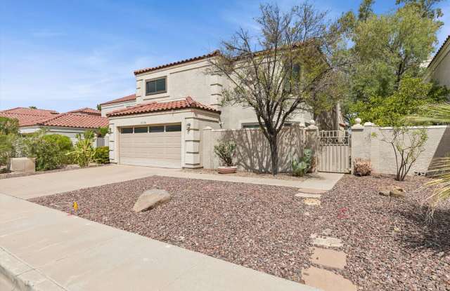 Highly sought after golf course lot in Arrowhead Ranch, you will not be disappointed in the beauty.  3 bedrooms, 2.5 bathrooms, 2k sq ft this home is light and bright and Ready for you NOW!!! Gallery 4
