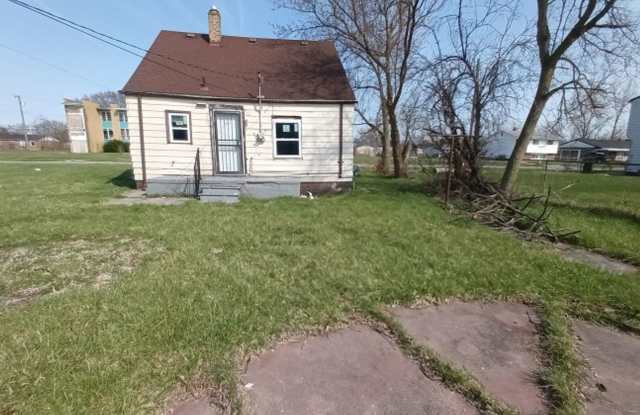 4 bed/1bath bungalow! Now Available! $1000/mo Gallery 4