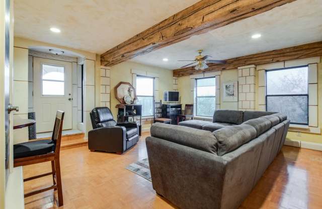 1712 Lakeshore Drive Gallery 4