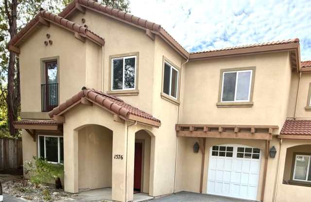 Beautifully Maintained 3Bd/2.5Ba Near Capitola Mall! Gallery 1